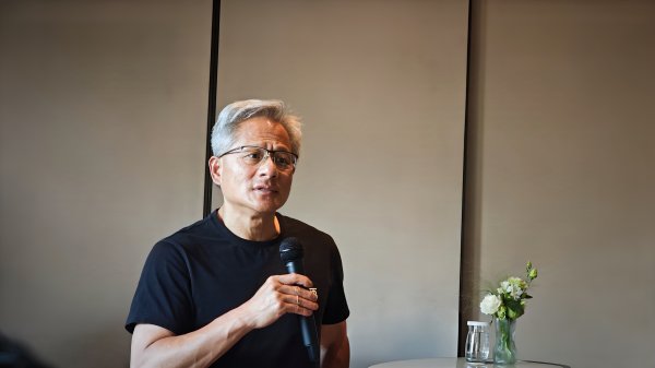 最大的配资公司 现场直击英伟达黄仁勋: DeepSeek R1非常创新, AI下一个浪潮是机器人